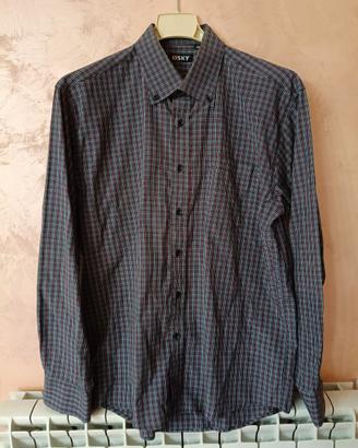 Camicia uomo a quadratini rosso e blu con bottoni.