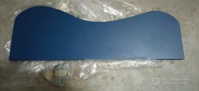 Mensola in legno di colore blu.