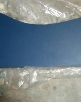 Mensola in legno di colore blu.