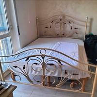 Struttura letto matrimoniale in ferro battuto 