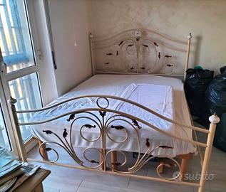 Struttura letto matrimoniale in ferro battuto 