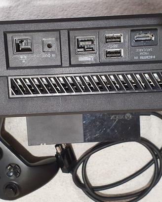 Xbox One 1540 Completa di controller e cavi.