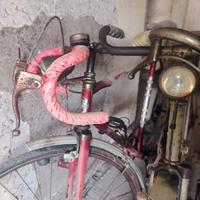 blocco biciclette con una da corsa