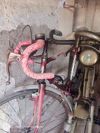 blocco biciclette con una da corsa