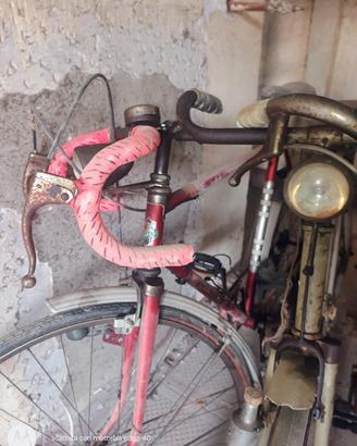 blocco biciclette con una da corsa