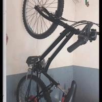 Bicicletta mountain bike nera