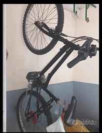 Bicicletta mountain bike nera