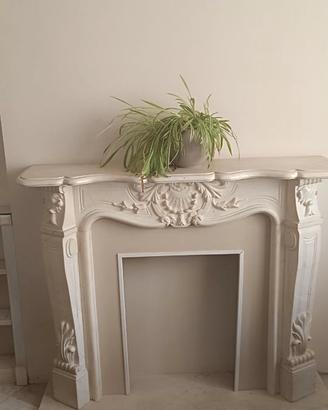 Caminetto bianco in marmo