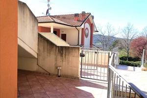 Mombaroccio bilocale 64 mq. con scoperto e garage