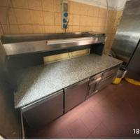 bancone lavoro con frigoriferi e cassetti per uten