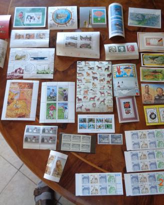 D) lotto di francobolli e foglitti