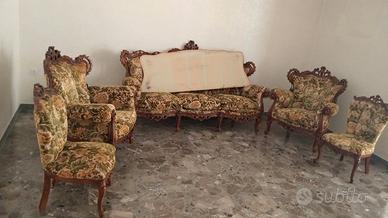 divano 4 sedie è specchio 