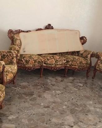 divano 4 sedie è specchio 