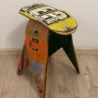Sgabello da arredo fatto con tavole da skate