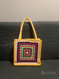 Borsa grande all'uncinetto.