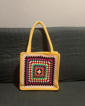 Borsa grande all'uncinetto.