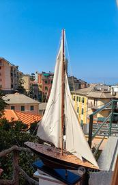 Modellino di barca a vela