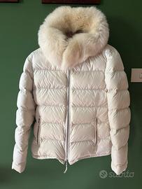 Piumino con cappuccio bordato di pelliccia