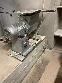 Grattugia elettrica professionale.