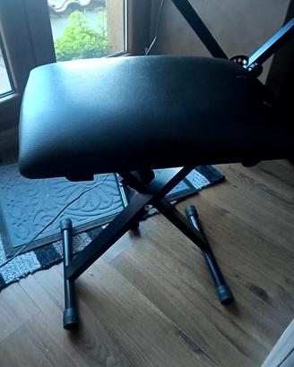 tastiera con sgabello 