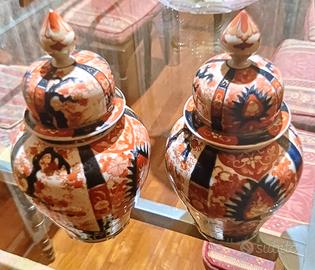 Coppia di potiches in porcellana dipinta