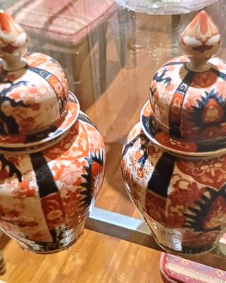 Coppia di potiches in porcellana dipinta