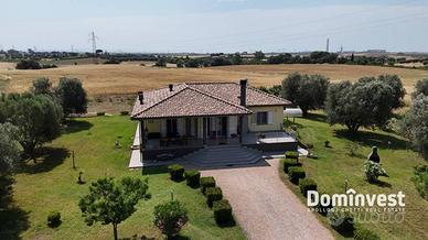 Villa di 250 m² con più di 5 locali a Montalto di 