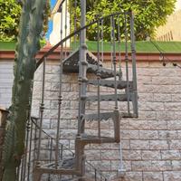 Scala a chiocciola in ghisa traforata