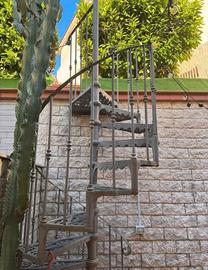 Scala a chiocciola in ghisa traforata