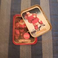 Due VASSOI Coca Cola IN LATTA Verde Babbo Natale 