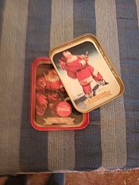 Due VASSOI Coca Cola IN LATTA Verde Babbo Natale 