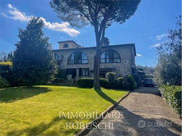 Villa di 190 m² con più di 5 locali e posto auto a