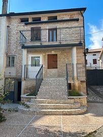 Casa in pietra con ampio cortile e annessi