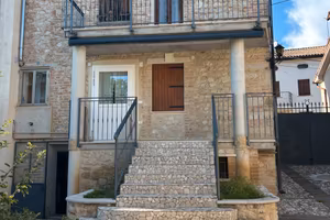 Casa in pietra con ampio cortile e annessi