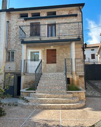 Casa in pietra con ampio cortile e annessi