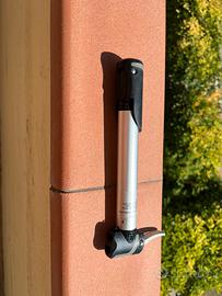 Pompa mini per biciclette.