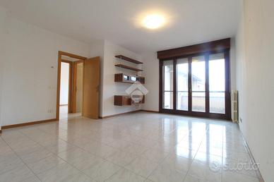 3 LOCALI A CADELBOSCO DI SOPRA