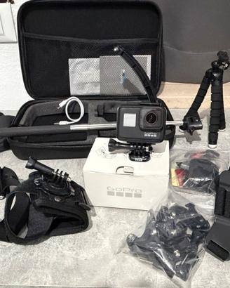 GoPro HERO7 Black 4K + Kit Accessori Completo