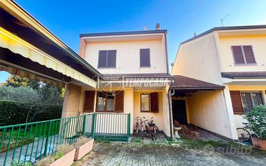 VILLA A SCHIERA SU 4 LIVELLI CON AMPIO GIARDINO E