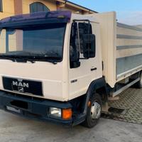 Autocarro MAN 8-163L del 2000 con sponda idraulica