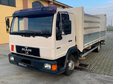 Autocarro MAN 8-163L del 2000 con sponda idraulica