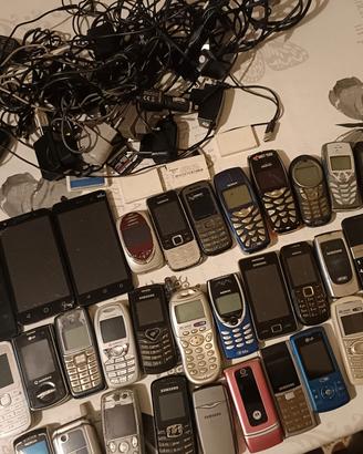 34 smartphone/cellulari,20 caricabatterie in blocc