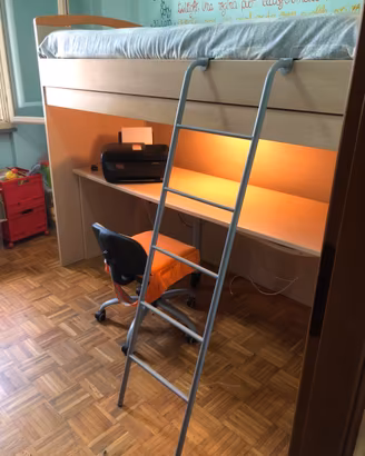 Letto a soppalco con scrivania