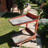 Vecchio carrello da officina vintage