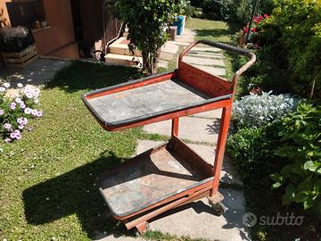 Vecchio carrello da officina vintage