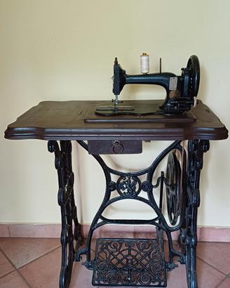 macchina da cucire d'epoca 