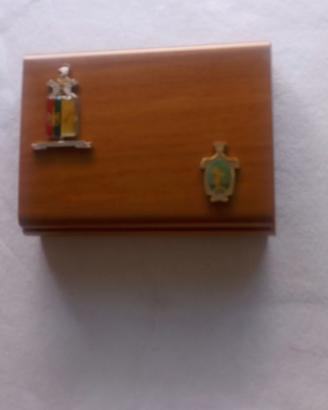 scatola in legno con stemmi e carte da giuoco