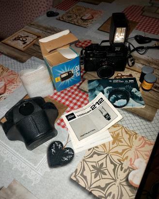 YASHICA 35 GT Fotocamera + flash toshiba e altro