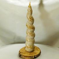 Candela grossa a spirale su base in legno rustico