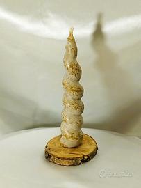 Candela grossa a spirale su base in legno rustico